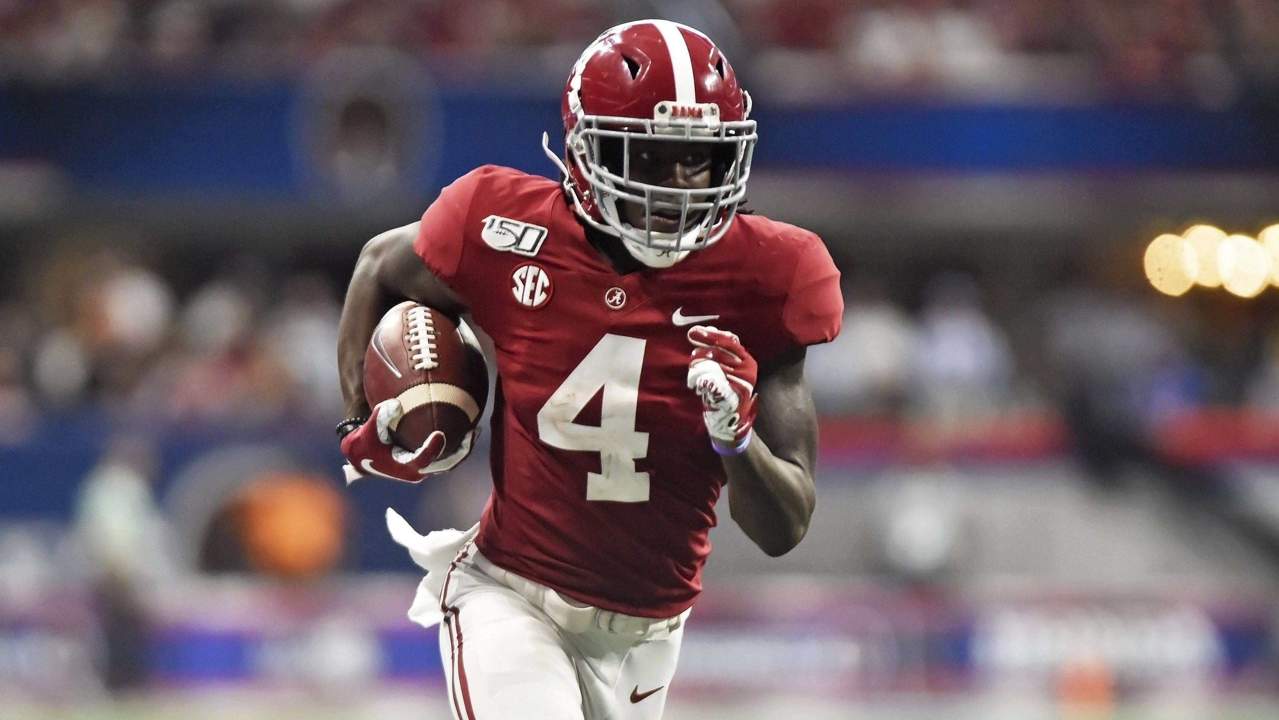 
                <strong>Jerry Jeudy (Alabama)</strong><br>
                Die Wahl von Jerry Jeudy - der wahrscheinlich einer der Top Receiver sein wird, der in der ersten Runde des Drafts gezogen wird - könnte angesichts seiner Verletzungshistorie nicht unbedenklich sein. Zwei Teams äußerten sich besorgt über Jeudys linkes Knie, das 2018 einen Meniskusriss erlitt, wie NFL Network Insider Ian Rapoport berichtet. Dr. Lyle Cain schickte ein Brief an alle 32 Teams, in dem er eine frühere Operation an Jeudys Knie erläuterte, mit dem wichtigen Detail, dass "Jeudy keiner Behandlung bedarf" und er erwartet, dass der Receiver "ohne Einschränkungen" Fortschritte macht, so Rapoport weiter. In dem Brief schrieb Cain ebenfalls, dass Jeudy in der Lage sein sollte, seine Karriere ohne spätere Schwierigkeiten fortzusetzen. Die Botschaft lautet daher: Jeudy hat zwar eine Verletzung erlitten, sollte aber in Zukunft keine Probleme damit haben. Sein Gesundheitszeugnis sollte somit unter dem Strich in Ordnung sein. Wenn diese positiven Nachrichten berücksichtigt werden, dürfte der ehemalige Alabama-Spieler also in der ersten Runde immer noch hoch gepickt werden. 
              