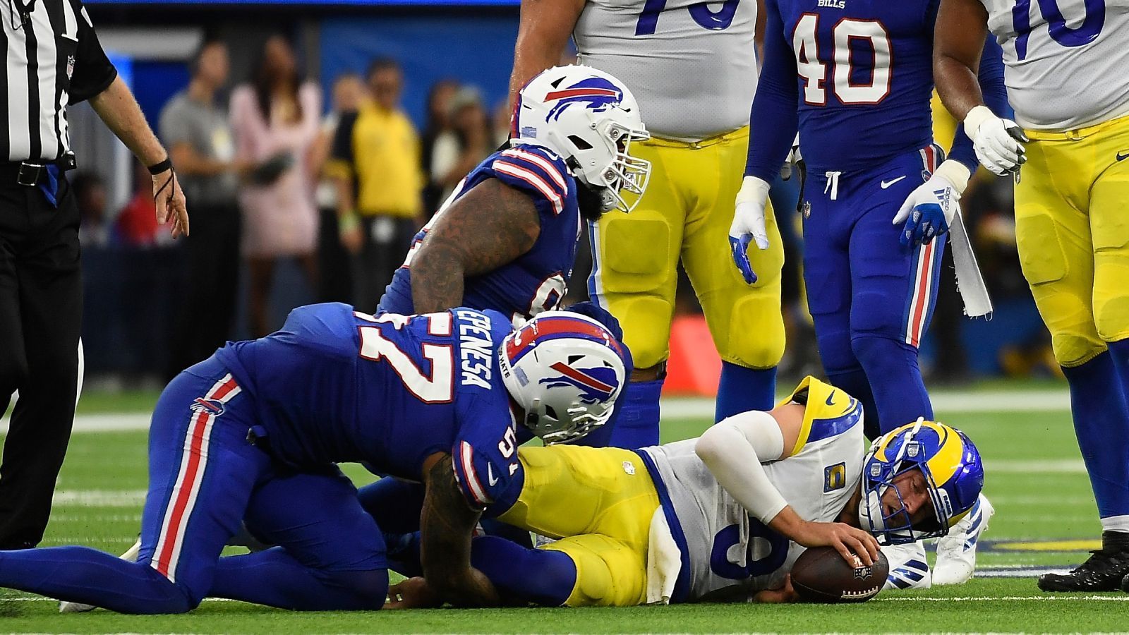 
                <strong>Verlierer: Matthew Stafford (Los Angeles Rams)</strong><br>
                Wie im Bild zu sehen, hat Matthew Stafford von den Los Angeles Rams das Auftaktspiel gegen die Buffalo Bills (10:31) gefühlt meist horizontal verbracht. Satte sieben Mal wurde er gesackt, mit großem Abstand der Höchstwert in seiner Zeit in Los Angeles. Der Dauerdruck der Bills wirkte sich auch auf seine Leistung aus: 240 Yards, ein Touchdown und drei Interceptions bei einem Passer Rating von 63.0 sind Zeugnis der schwachen Leistung, nicht nur von Stafford, sondern von nahezu allen Rams.
              