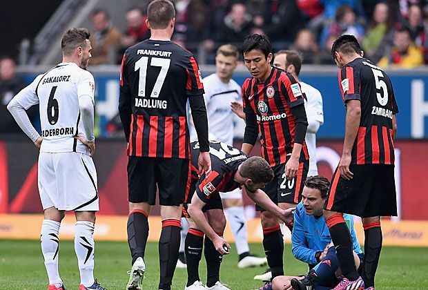 
                <strong>Bakalorz rennt Schiri Winkmann um</strong><br>
                Auch einige Akteure von Eintracht Frankfurt sind besorgt und eilen zu Winkmann hin. Der hat sich mittlerweile wieder einigermaßen berappelt.
              