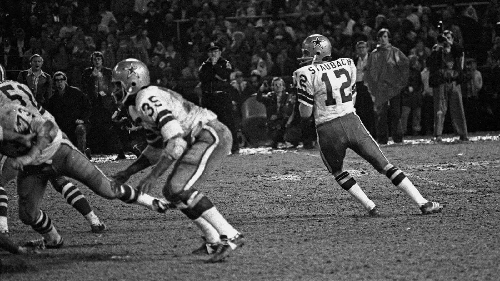 
                <strong>1. Playoff-Duell der Dallas Cowboys und der San Francisco 49ers</strong><br>
                1970 fand das erste Playoff-Spiel zwischen beiden Teams statt. In einem umkämpften NFC Championship Game gewannen die Cowboys auswärts mit 17:10, verloren aber Super Bowl V unter Head Coach Tom Landry gegen die Baltimore Colts. Jener Tom Landry prägte mit seinem neuen Starting Quarterback Roger Staubach daraufhin eine Ära. 1971 kam es wieder zum NFC Title Game zwischen Cowboys und 49ers, wieder behielten die Cowboys die Oberhand (14:3). Den anschließenden Super Bowl gewannen die Cowboys diesmal gegen die Miami Dolphins. 
              