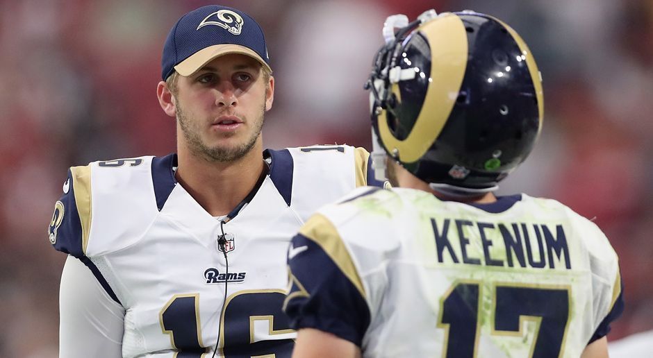 
                <strong>Gewinner: Jared Goff</strong><br>
                Nicht gespielt und trotzdem ein Gewinner: Jared Goff saß gegen beim 9:6-Erfolg gegen die Jets zwar mal wieder nur auf der Bank, doch sein Kontrahent Case Keenum zeigte erneut eine schwache Leistung. Nun berichten verschiedene US-Medien übereinstimmend, dass der Rookie im kommenden Spiel gegen die Dolphins zum Starting-Quarterback gemacht wird. Scheinbar ist nun endlich die Zeit des Nr.-1-Picks im Draft gekommen.
              