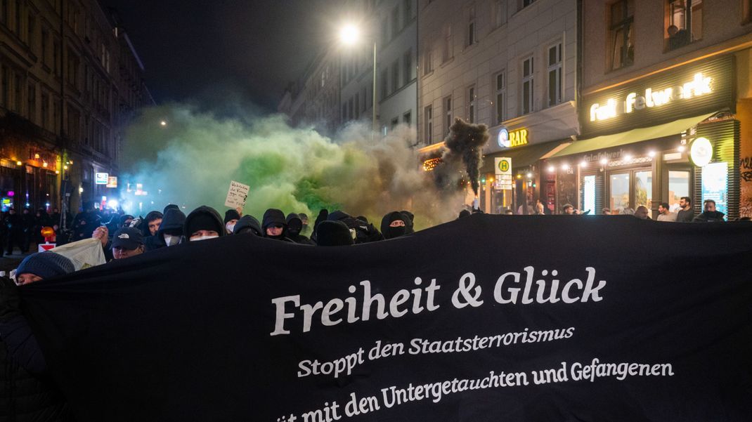 09.03.2024, Berlin: Eine Demonstration linker Gruppen unter dem Motto "Solidarität mit den Untergetauchten und Gefangenen" geht durch die Oranienstraße. 