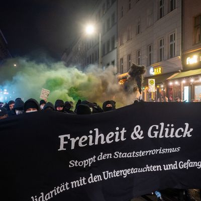 09.03.2024, Berlin: Eine Demonstration linker Gruppen unter dem Motto "Solidarität mit den Untergetauchten und Gefangenen" geht durch die Oranienstraße. 