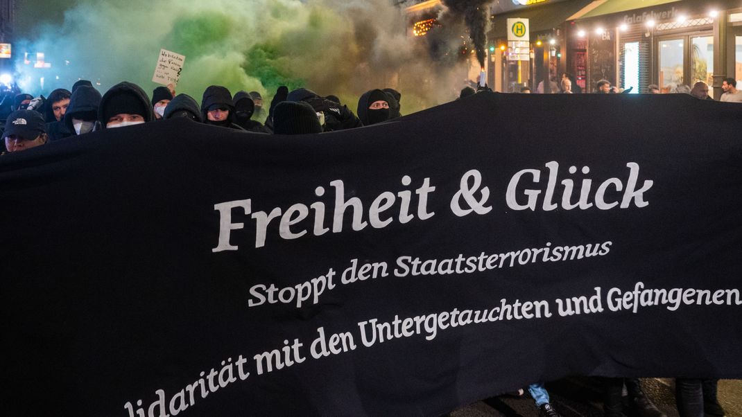 Eine Demonstration linker Gruppen unter dem Motto "Solidarität mit den Untergetauchten und Gefangenen" am 9. März in Berlin.