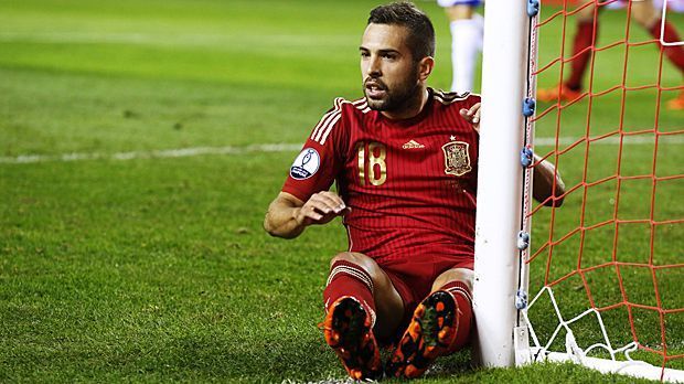 
                <strong>Auf der Bank: Jordi Alba (Spanien)</strong><br>
                Auf der Bank: Jordi Alba (Spanien). Der einige Spanier muss sich mit der Jokerrolle begnügen. Bei der "Furia Roja" ist der Barca-Profi links hinten gesetzt. Nur ein Spiel verpasst der 26-Jährige, kommt beim bedeutungslosen 1:0 in der Ukraine erst in der Schlussphase zum Einsatz.
              
