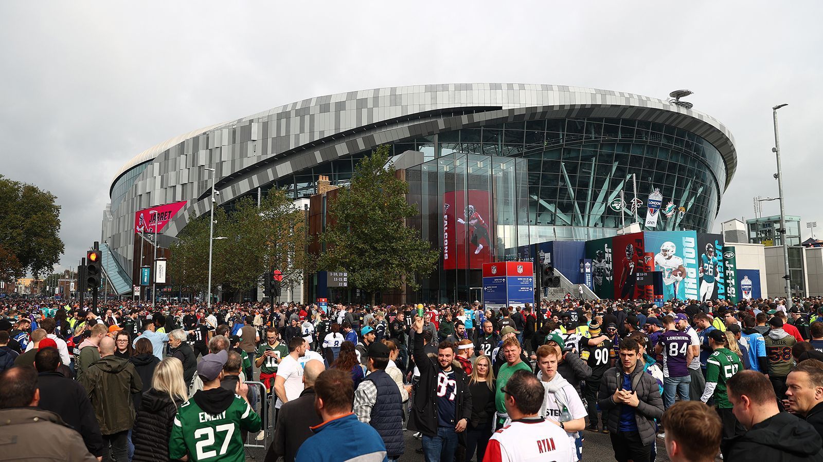 <strong>Essenspreis: NFL London Game</strong><br>
                Die London Games bieten Cheeseburger mit Pommes für umgerechnet knapp zwölf Euro an. Für knapp neun Euro kriegt man einen Hot Dog.&nbsp;
