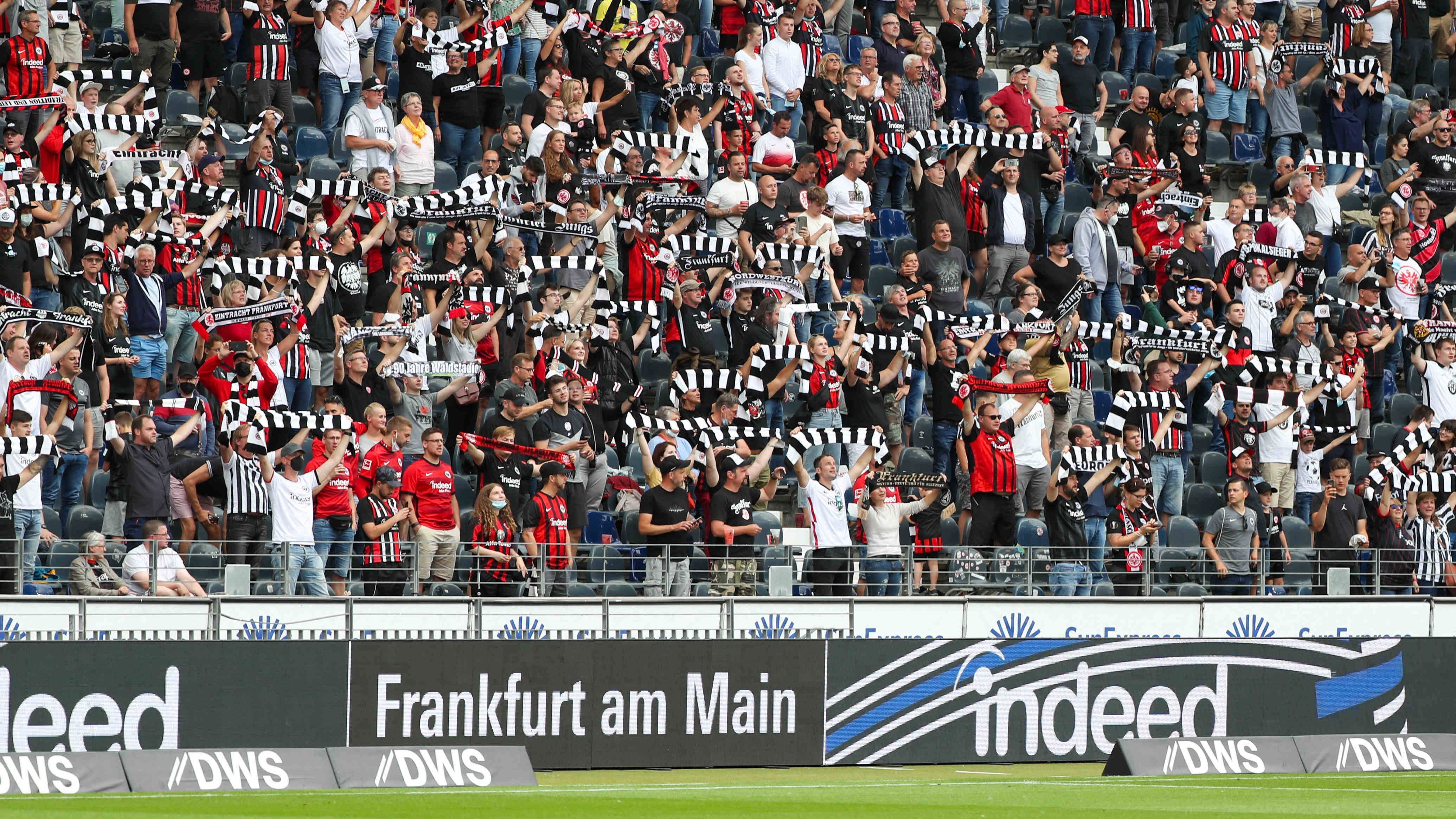 
                <strong>Eintracht Frankfurt (Deutsche Bank Park)</strong><br>
                &#x2022; Anstehende Partie: Eintracht Frankfurt gegen FC Augsburg (21. August, 15:30 Uhr) -<br>&#x2022; Geplante Auslastung: 25.000 Zuschauer -<br>20.000 Tickets werden an Geimpfte und Genesene vergeben, die restlichen 5000 Karten werden an negativ Getestete verkauft. Die Angabe der Zuschauerzahl ist unter Vorbehalt des Infektionsgeschehens, die Sieben-Tage-Inzidenz darf den Schwellenwert von 100 bis zum 21. August nicht überschreiten.
              