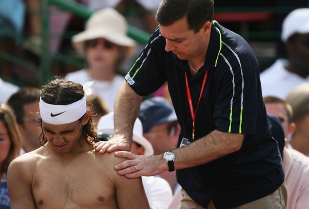 
                <strong>Juni 2006, Schulterprobleme </strong><br>
                Im Viertelfinale des ATP-Turniers im Londoner Queen´s Club hat Nadal verletzungsbedingt aufgeben müssen. Beim seinem Stand von 6:3, 3:6 konnte der topgesetzte Spanier wegen einer Schulterverletzung nicht mehr gegen den Australier Lleyton Hewitt weiterspielen.
              