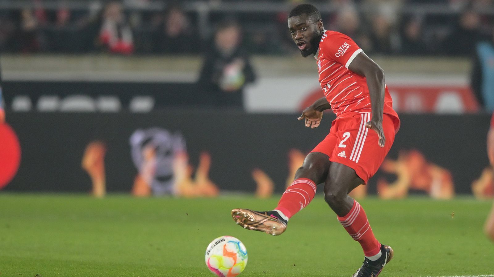 
                <strong>Dayot Upamecano</strong><br>
                Der Innenverteidiger rückt für Benjamin Pavard in die Startelf. Nach einer halben Stunde hat er gute Chance, trifft nach einer Ecke am langen Pfosten den Ball aber nicht richtig. Upamecano liefert eine solide, unauffällige Leistung ab. ran-Note: 
              