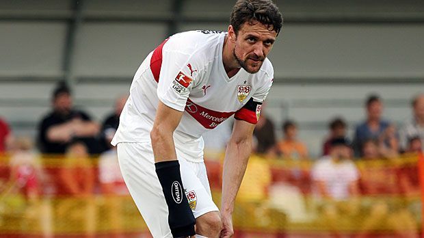 
                <strong>Christian Gentner (VfB Stuttgart)</strong><br>
                Christian Gentner (VfB Stuttgart): Zurück zum Heimatverein geht's 2010 für den gebürtigen Nürtinger. Nach drei Spielzeiten beim VfL Wolfsburg inklusive Meisterschaft 2009 kommt der Mittelfeldspieler zurück zum VfB, wo er seit 1999 sämtliche Jugend-Teams durchlaufen hat. Mit den Schwaben kämpft der Kapitän nun ums sportliche Überleben.
              