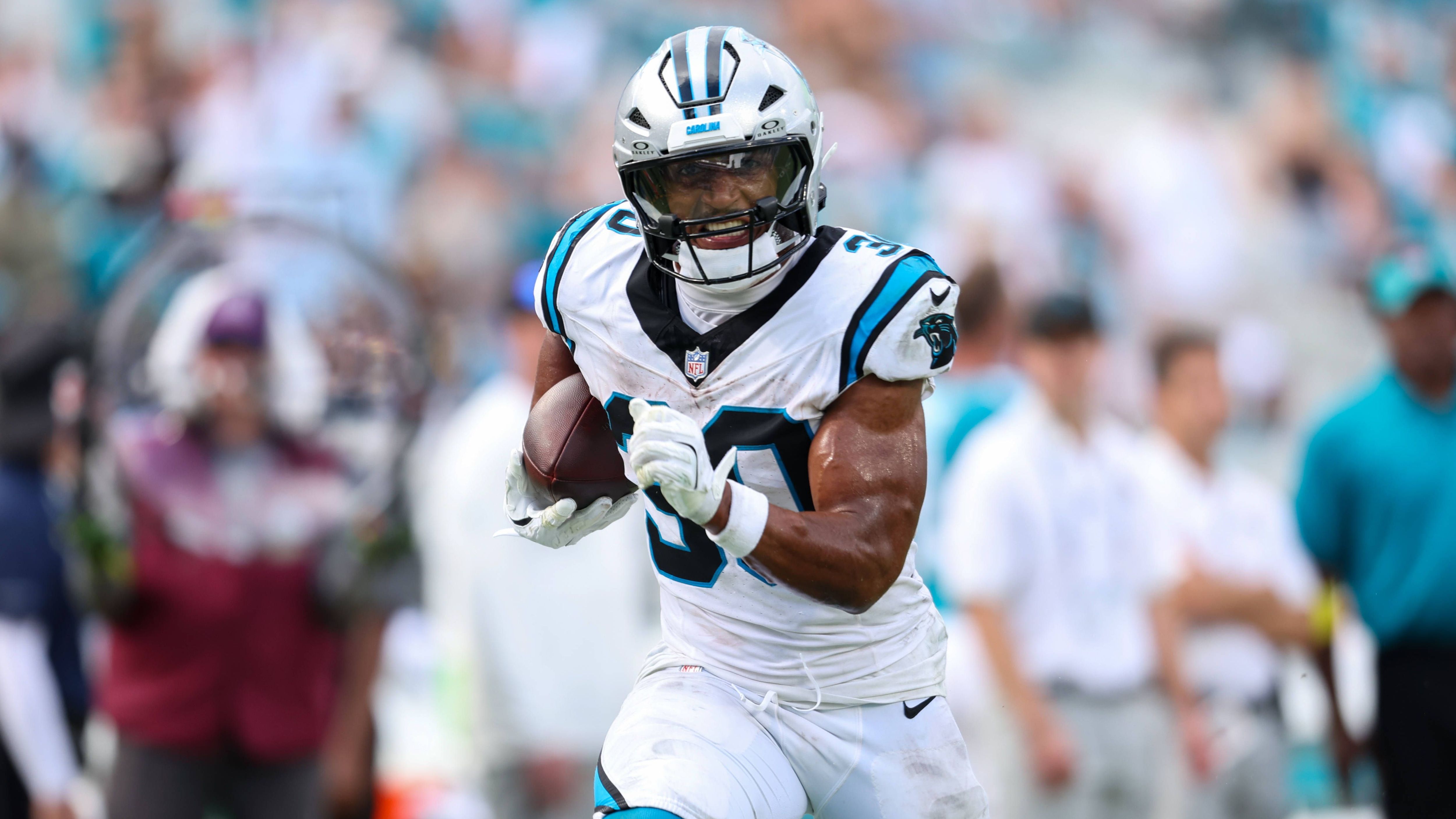 <strong>Chuba Hubbard (Carolina Panthers)</strong><br>Auch die Panthers müssen in Week 5 auf ihren Starting Running Back verzichten. Wie die Franchise bekannt gab, wird Hubbard aufgrund einer Wadenverletzung nicht gegen die Miami Dolphins auflaufen. Der 26-Jährige wurde vergangene Woche bereits als fraglich gelistet und hat dennoch gegen die New England Patriots gespielt, aber konnte diese Woche nicht trainieren.