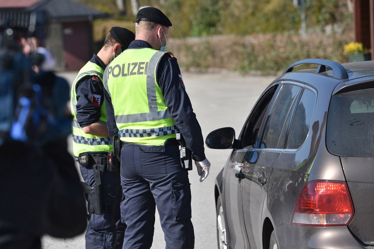 Bei einer Fahrzeugkontrolle darf die Polizei Fahrerlaubnis und Fahrzeugschein verlangen sowie Verbandskasten und Warndreiecke überprüfen. Das Fahrzeug durchsuchen dürfen die Beamtinnen und Beamten allerdings nicht ohne weiteres.