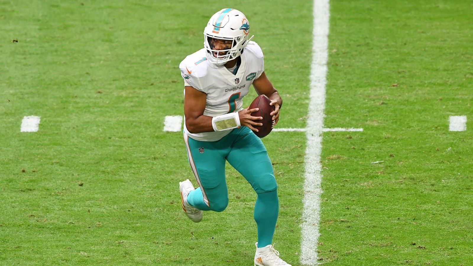 
                <strong>Tua Tagovailoa: Rushing</strong><br>
                Ganz so viel ist in dieser Hinsicht beim Spielmacher der Dolphins noch nicht passiert. In sein bisherigen Partien lief er neun Mal für insgesamt 35 Yards. Selbst mit einem Touchdown punkten konnte er dabei noch nicht.
              