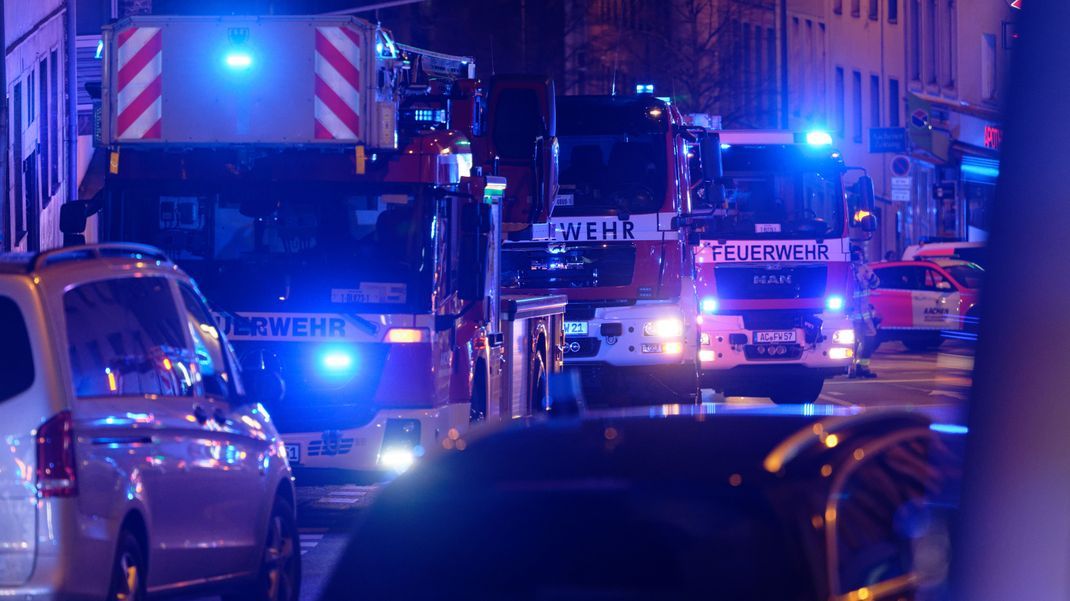 Nach Einsatz von Feuerwehr und Polizei: Die 65-Jährige aus Eschweiler wird vorläufig festgenommen und medizinisch versorgt