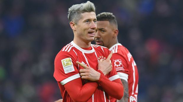 
                <strong>Angriff - Robert Lewandowski (FC Bayern München)</strong><br>
                Der FC Bayern ist schon nach der Hinrunde mit elf Punkten Vorsprung auf dem besten Wege, den nächsten Meistertitel einzufahren. Einmal mehr würde Robert Lewandowski einen Bären-Anteil daran haben, schließlich hat der Pole nach der Hinrunde schon 15 Treffer auf seinem Konto und darf damit als bester Bundesliga-Torschütze in der Top-Elf natürlich nicht fehlen. 
              