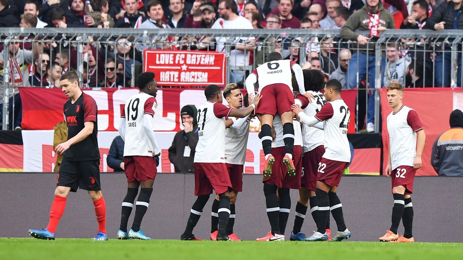 
                <strong>Zittersieg gegen den FC Augsburg! Die Stars des FC Bayern München in der Einzelkritik</strong><br>
                Überzeugend ist anders: Gegen den FC Augsburg kommt der FC Bayern zu einem hart umkämpften Zittersieg. Wir haben den Rekordmeister benotet.
              