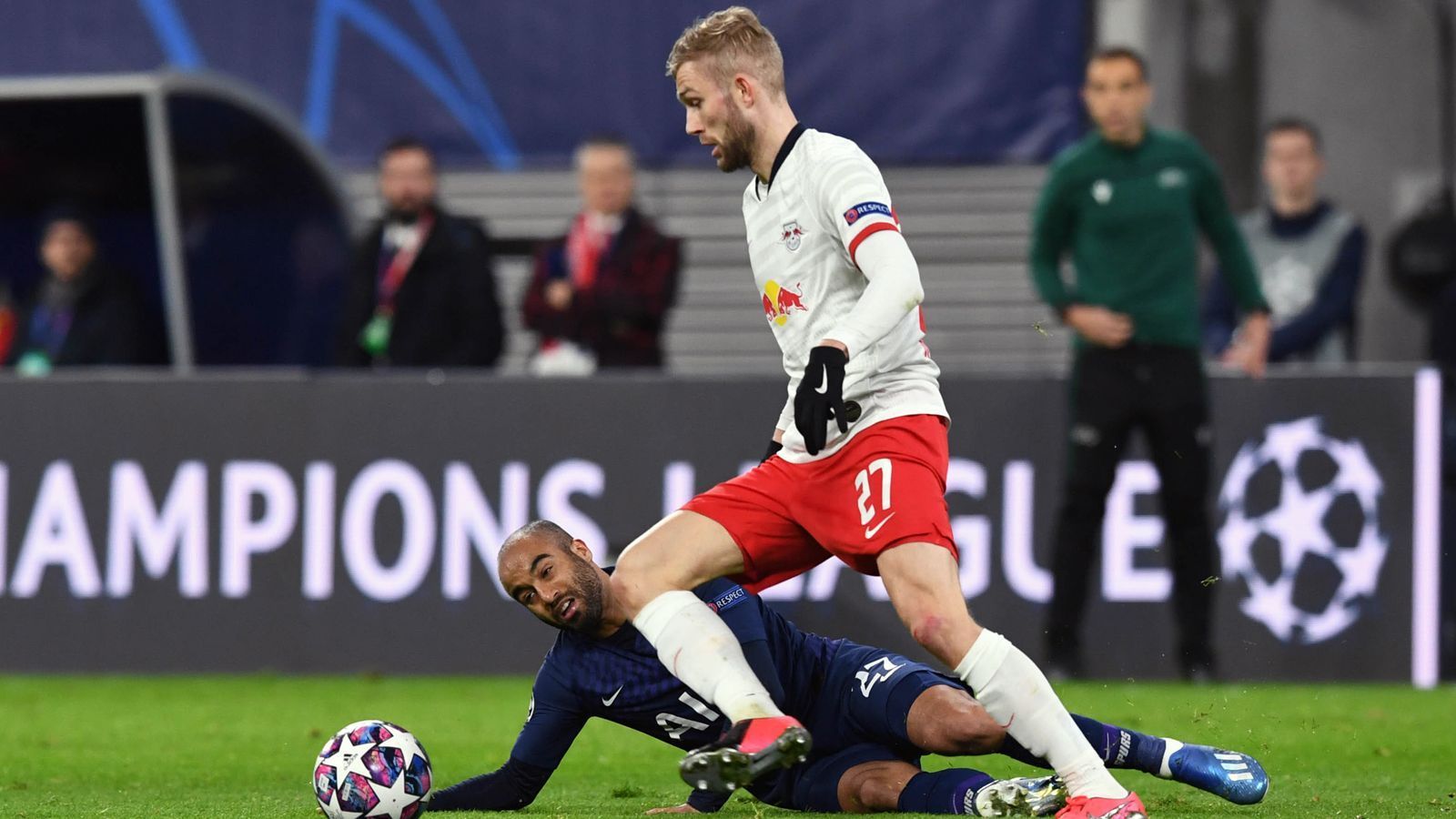 
                <strong>Konrad Laimer</strong><br>
                Mit Sabitzer der Dreh- und Angelpunkt im Mittelfeld. Sorgt für viel Tempo, erobert Bälle und initiiert das 1:0 in der 10. Minute, als er den Ball auf der rechten Seite nach vorne treibt, auf Werner zurückpasst, der wiederum Sabitzer findet. Kurz darauf mit einer weiteren guten Möglichkeit. Seine Flanke von links verlängert Schick an den zweiten Pfosten, doch Mukiele wäre im Abseits gestanden. Auch nach der Pause mit viel Drang nach vorne, auch wenn RB insgesamt einen Gang zurückschaltet. ran-Note: 2
              