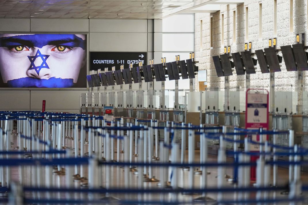 Der israelische Ben-Gurion-Flughafen in Lod, in der Nähe von Tel Aviv, Israel, ist nach einem israelischen Militärschlag gegen den Iran von Passagieren leer. 