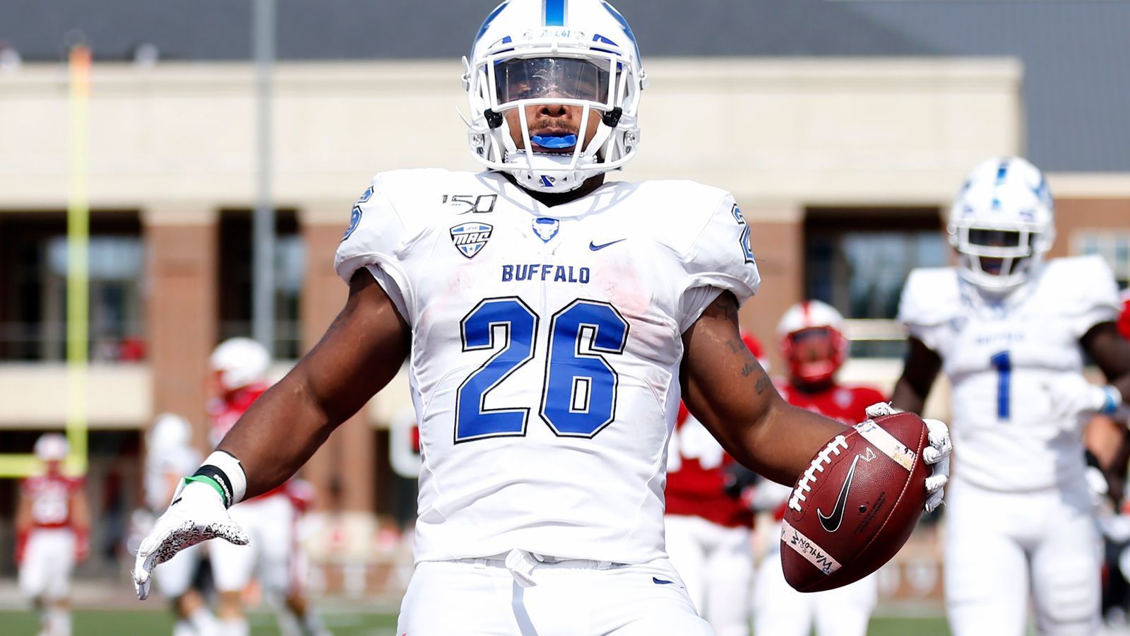 
                <strong>Rekord-Running-Back kommt in Washington unter</strong><br>
                Auch Jaret Patterson von der University at Buffalo wird nicht gedraftet. Überraschend, denn der Bulls-Running-Back erzielte acht Touchdowns beim 70:41 gegen die Kent State und egalisierte damit den Bestwert der FBS, mit 409 Yards Raumgewinn verfehlte er den Rekord von Samaje Perine um 18 Yards. Allerdings war das 409-Yard-Spiel, das zweite in Folge mit über 300 - auch das war vor ihm nur Ricky Williams gelungen. Also beides Bestmarken von 4. (Perine) bzw. 1. Runden-Picks (Williams) im NFL Draft. Immerhin fand er mit dem Washington Football Team einen Klub.
              