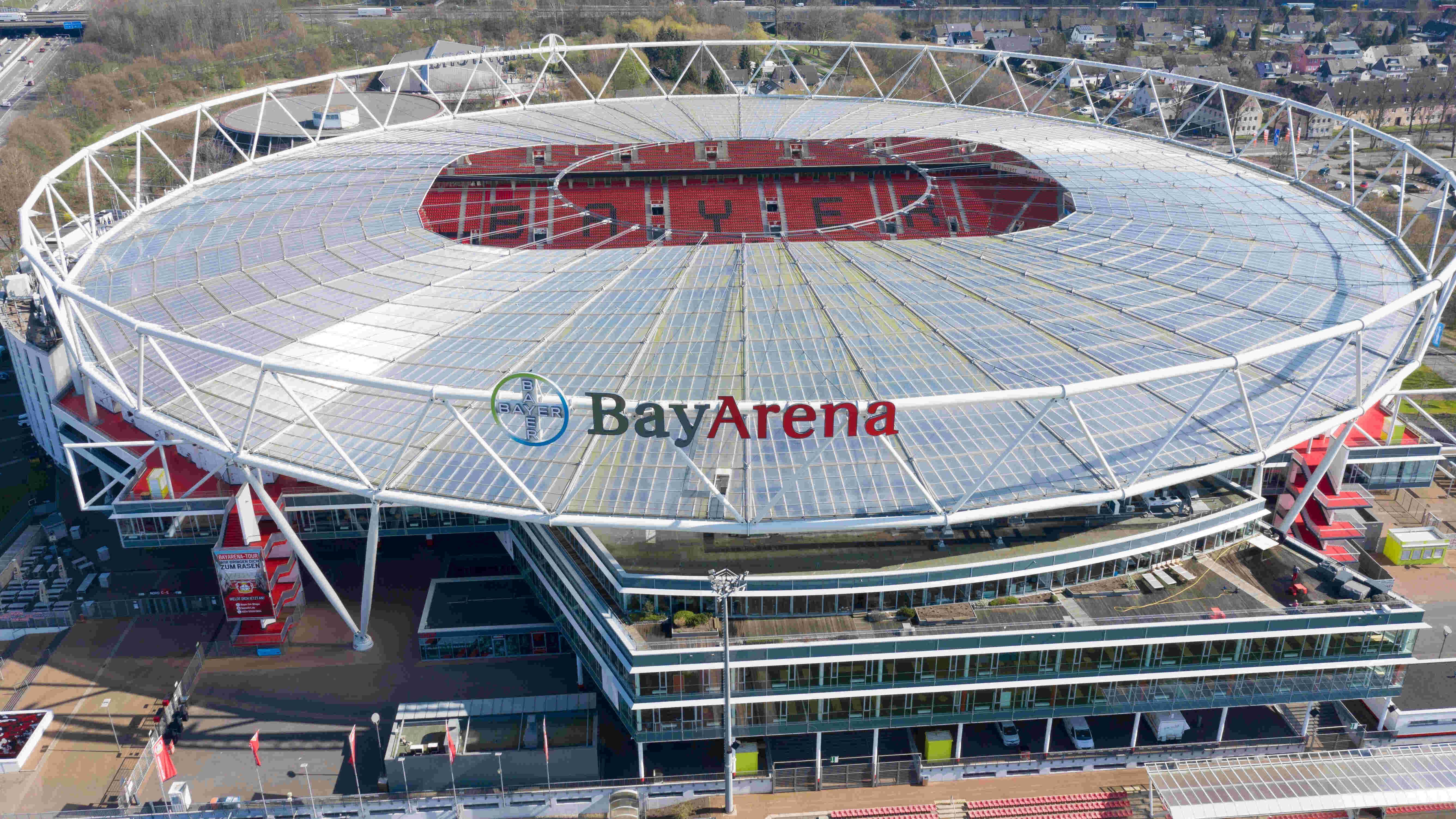 
                <strong>Bayer 04 Leverkusen</strong><br>
                Die Werkself läuft in der "BayArena" auf. Das Stadion wurde bereits zwischen 1956 und 1958 erbaut und zuletzt 2009 modernisiert.
              