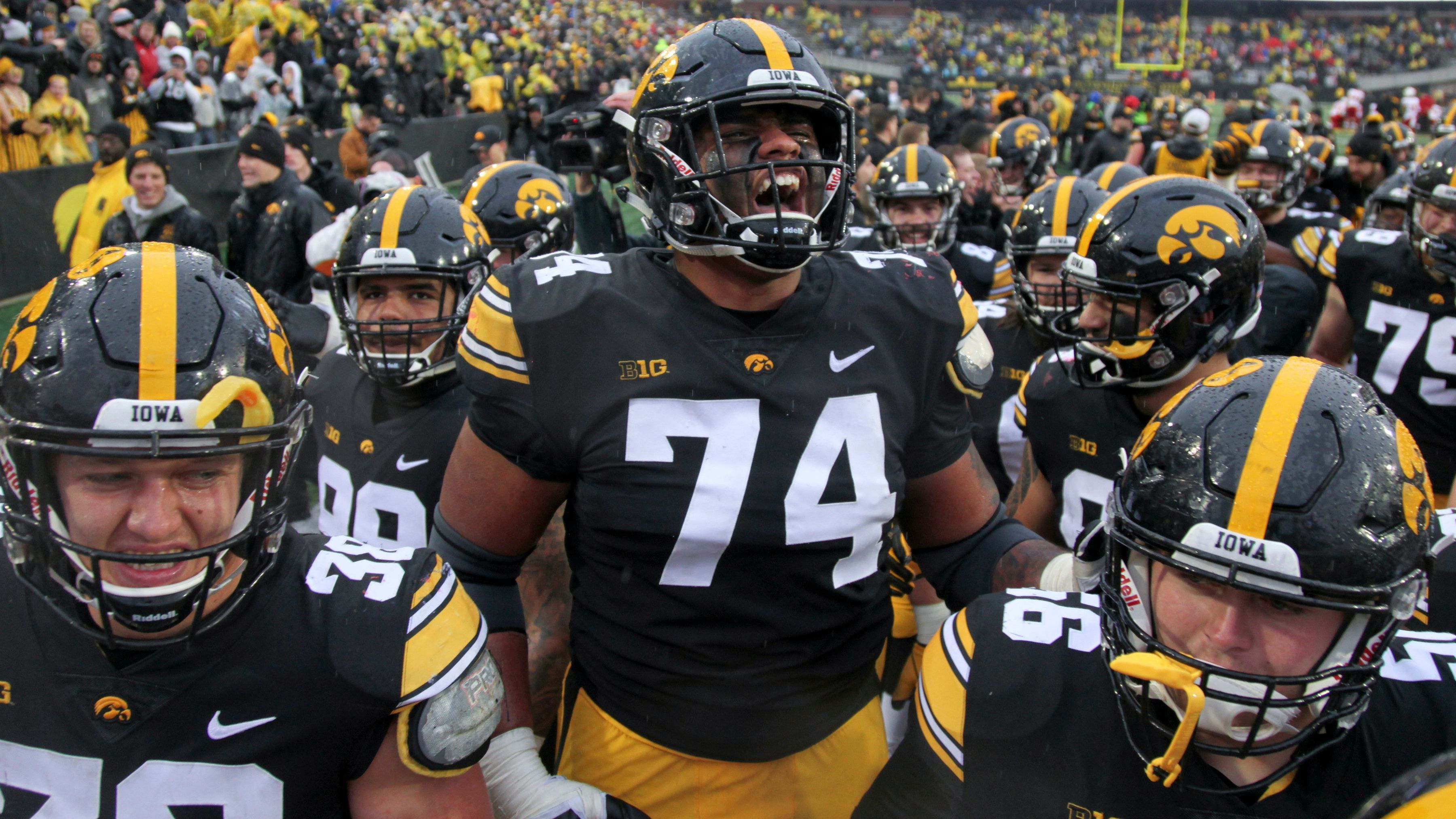 
                <strong>4. Pick - New York Giants: Tristan Wirfs (Offensive Tackle, Iowa)</strong><br>
                Alle reden über die Wide Receiver. Die Tackle-Class 2020 ist in der Spitze mit drei herausragend Spielern aber auch hochklassig bestückt. New York holt sich den vielseitigsten von ihnen. 1,95 Meter, 145 Kilogramm. Ein Bär im Drei-Punkt-Stand, der übrigens zum Frühstück gern 200 Kilogramm stemmt.
              