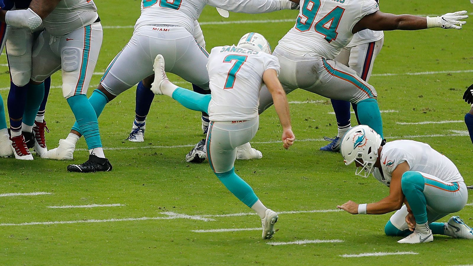 
                <strong>Special Teams und Kicker: Miami Dolphins - 21 Punkte</strong><br>
                Auf Kicker Jason Sanders war bei der 43:17-Gala gegen die San Francisco 49ers verlass: Er erwischte einen perfekten Tag und erzielte fünf von fünf Field Goals und versenkte ebenso jeden Extra-Punkt. Das Special Team überzeugt im Fantasy Manager mit 21 Punkten.
              