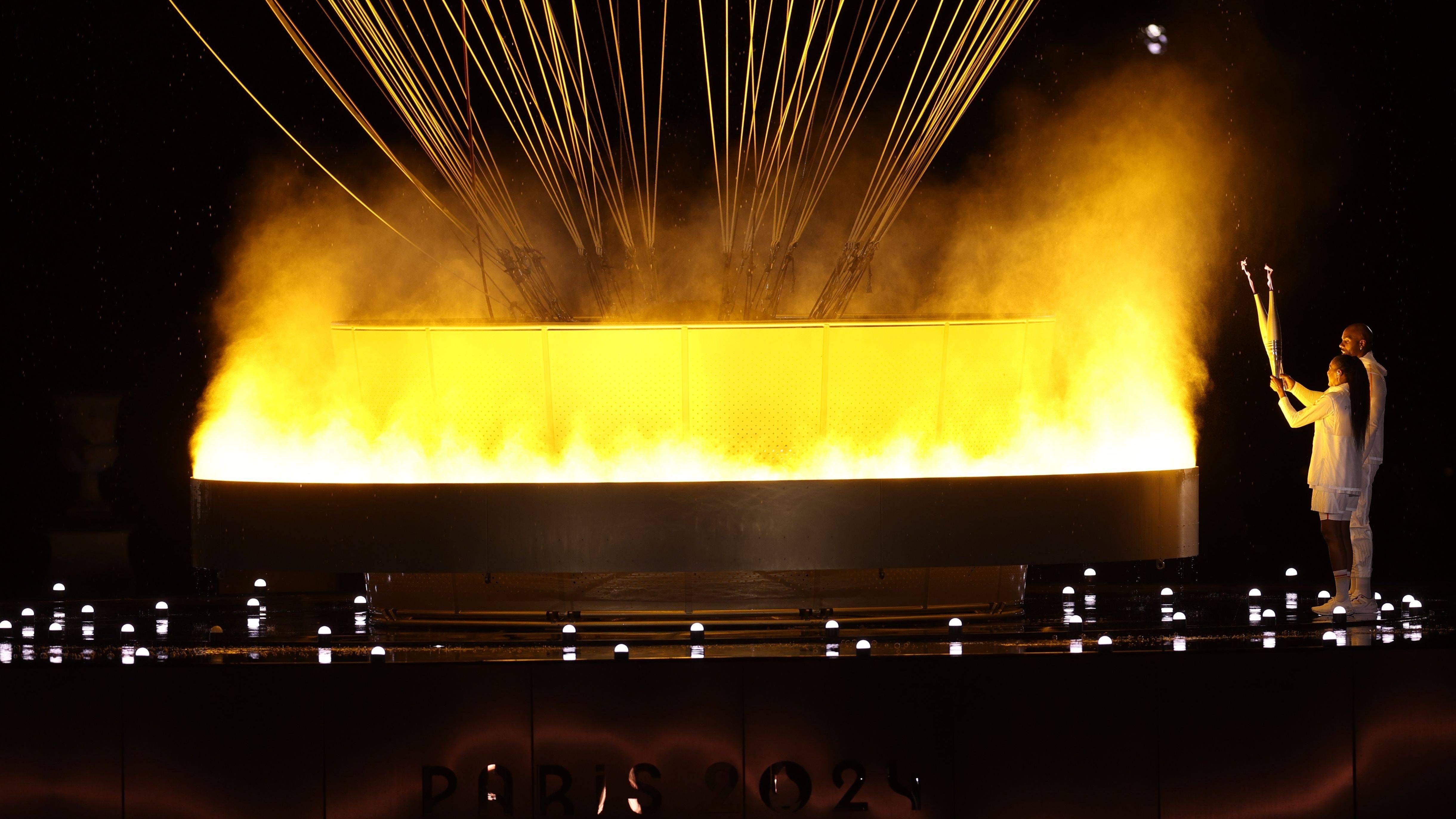 <strong>Olympia 2024: Die besten Bilder der Eröffnungsfeier in Paris</strong><br>Judo-Champion Teddy Riner und Sprint-Ikone Marie-Jose Perec entzünden das olympische Feuer.