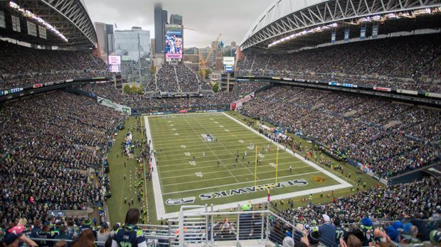 
                <strong>CenturyLink Field (Seattle)</strong><br>
                CenturyLink Field (Seattle): Das Stadion in Seattle teilen sich das NFL-Team Seattle Seahawks und der  und MLS-Klub Seattle Sounders mit bekannten Namen wie Clint Dempsey oder Andreas Ivanschitz. In Seattle dürfen die Veranstalter auf jeden Fall mit ausverkauftem Haus rechnen, denn die Sounders haben den besten Zuschauerschnitt der MLS. Die Kapazität des Stadions liegt bei 67.000 Zuschauern.
              