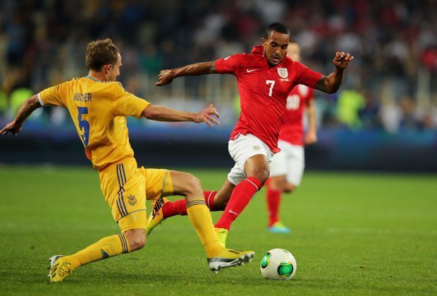 
                <strong>Theo Walcott - Platz 2 (35,7 km/h)</strong><br>
                Der bisherige Rekordhalter der schnellsten WM-Spieler war übrigens der in diesem Jahr verletzte englische Nationalspieler Theo Walcott mit 35,7 km/h. Auch keine schlechten Sprinter-Qualitäten.
              