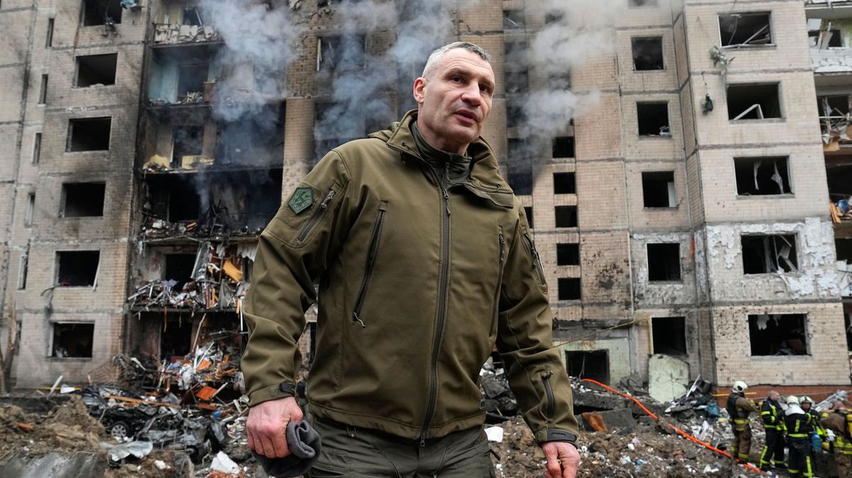 Vitali Klitschko, Bürgermeister von Kiew, muss in seiner Stadt immer wieder Schäden an zivilen Objekten nach russischen Raketen- und Drohnenangriffen begutachten. 