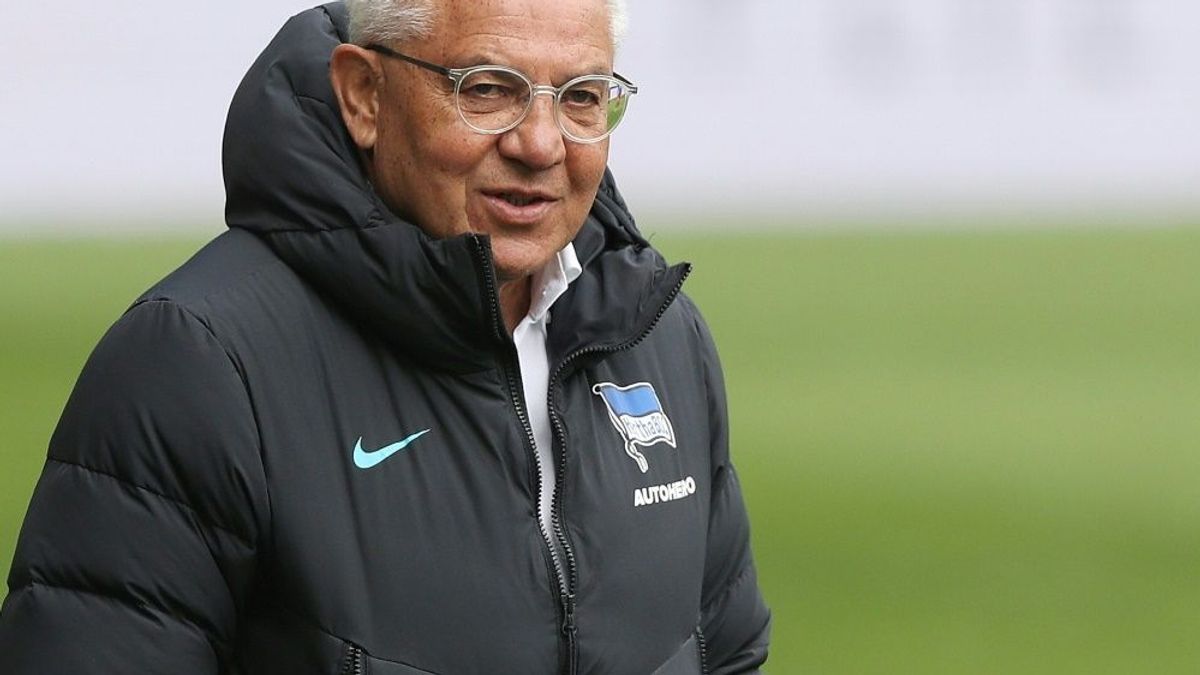 Felix Magath schaut sich das Zweitligaspiel an