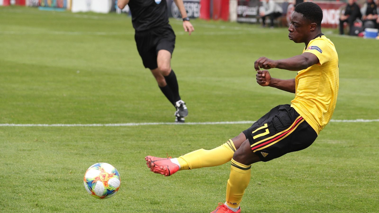 
                <strong>Jeremy Doku (Belgien)</strong><br>
                Mit dem erst 17 Jahre alten Jeremy Doku hat Belgiens U21 wohl einen weiteren, künftigen Star im Aufgebot. Der Teenager vom RSC Anderlecht durfte bei seinem Klub zuletzt schon regelmäßig in der ersten Mannschaft ran und hat auf Nationalmannschaftsebene mal eben die U19 komplett übersprungen. Bei der 0:1-Niederlage der U21 zuletzt gegen Wales, debütierte Doku stattdessen in der U21. Der talentierte Flügelstürmer mit Wurzeln in Ghana durfte für die letzten 20 Minuten ran, konnte aber die Pleite nicht mehr verhindern. 
              