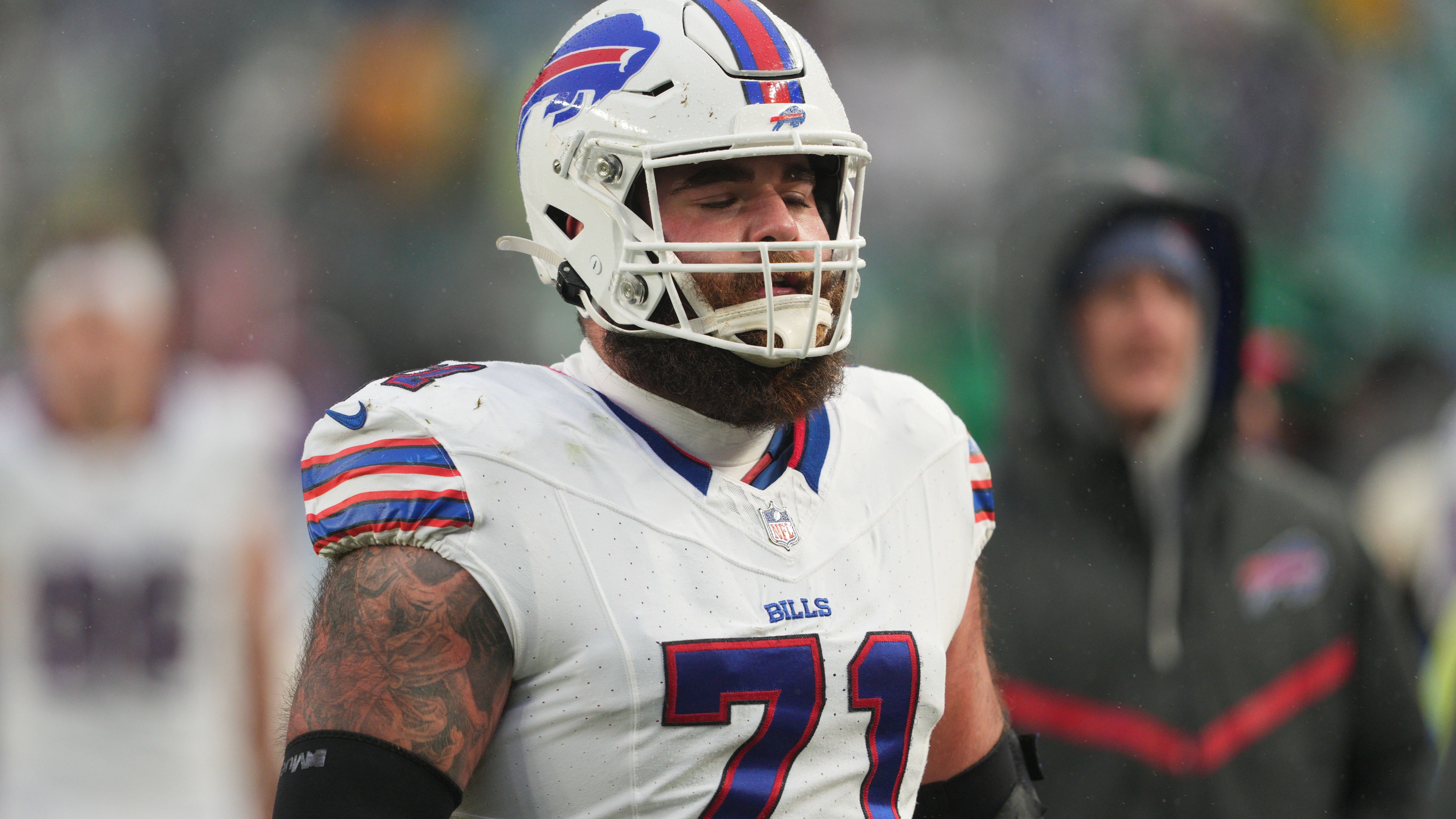 <strong>Ryan Bates (Offensive Lineman)</strong><br>Am Montag hatten die Bills bereits Backup-O-Liner Ryan Bates für einen Fünftrundenpick zu den Chicago Bears getradet und verschafften sich damit bereits etwas Gehaltsspielraum. 2022 hatte Buffalo den Big Man mit dem Franchise Tender versehen und in der Folge das Offer Sheet der Bears über vier Jahre und 17 Millionen Dollar gematcht. 2024 hätte Bates laut "Spotrac" einen Cap Hit von vier Millionen Dollar gehabt.
