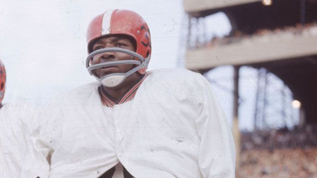 
                <strong>Jim Brown</strong><br>
                Platz 4: Jim Brown - Wie es der Zufall will, spielte Jim Brown lediglich für die Cleveland Browns. Die Legende verpasste in seiner Karriere kein einziges Spiel und erlief über 12.312 Yards. Außer in einer Saison, war er in seiner Laufbahn stets der Rushing-Leader der gesamten Liga.
              