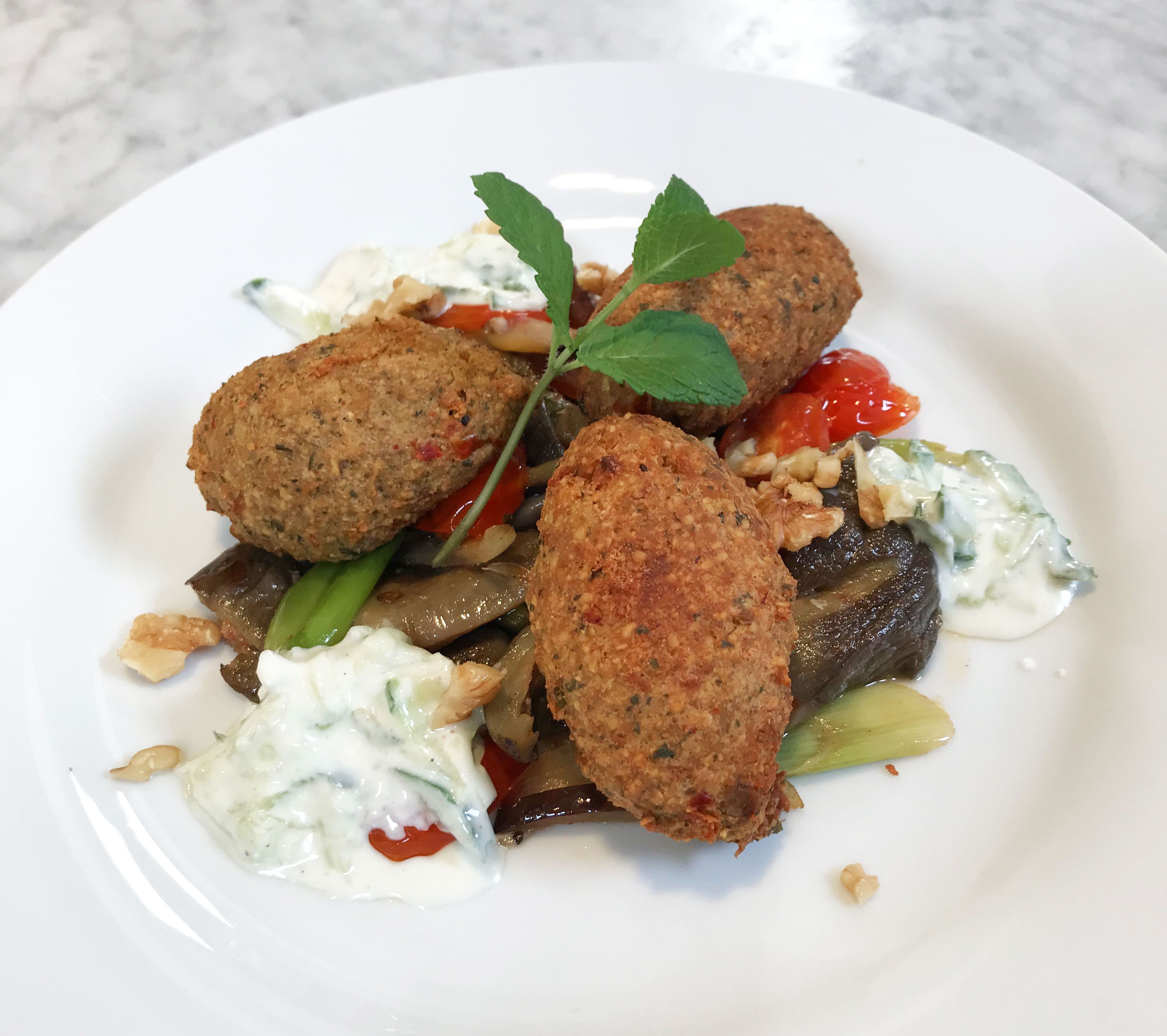 Falafel auf orientalischem Gemüse mit Dip