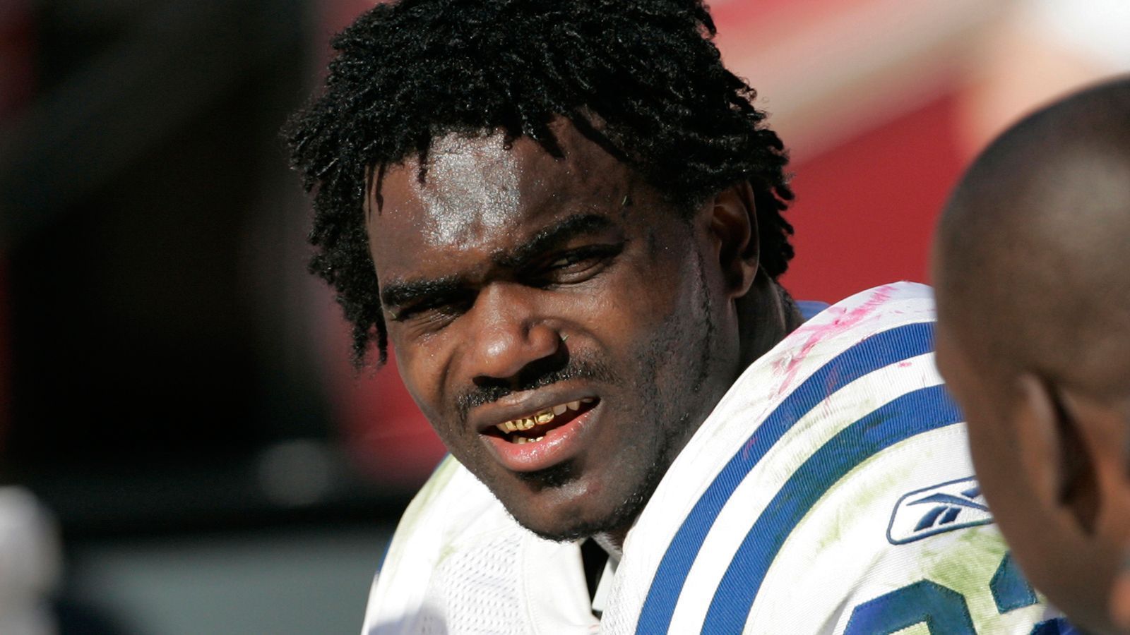 
                <strong>Edgerrin James, Running Back</strong><br>
                James galt zu seiner Zeit als einer der explosivsten Playmaker der Liga. In seiner elfjährigen Karriere spielte er sieben Jahre für die Indianapolis Colts und bildete dort zusammen mit Peyton Manning, Marvin Harrison und Reggie Wayne eine Offense, die der AFC das Fürchten lehrte. Er wurde zum Offensive Rookie Of The Year gewählt und wurde viermal zum Pro Bowl eingeladen. Siebenmal durchbrach Wayne die Marke von 1000 Rushing Yards.
              