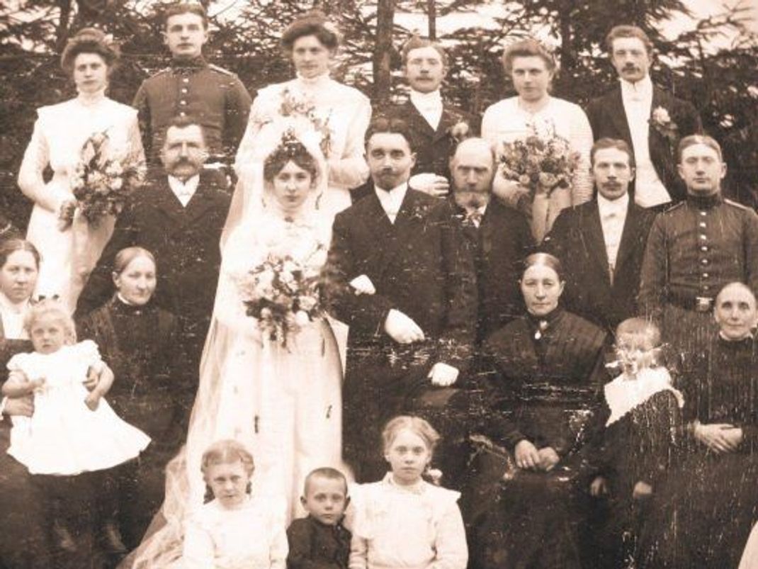 Das Hochzeitspaar Büsemeyer mit Hochzeitsgesellschaft im Jahr 1910: Solche Bilder sind gute Quellen für Ahnenforschung.