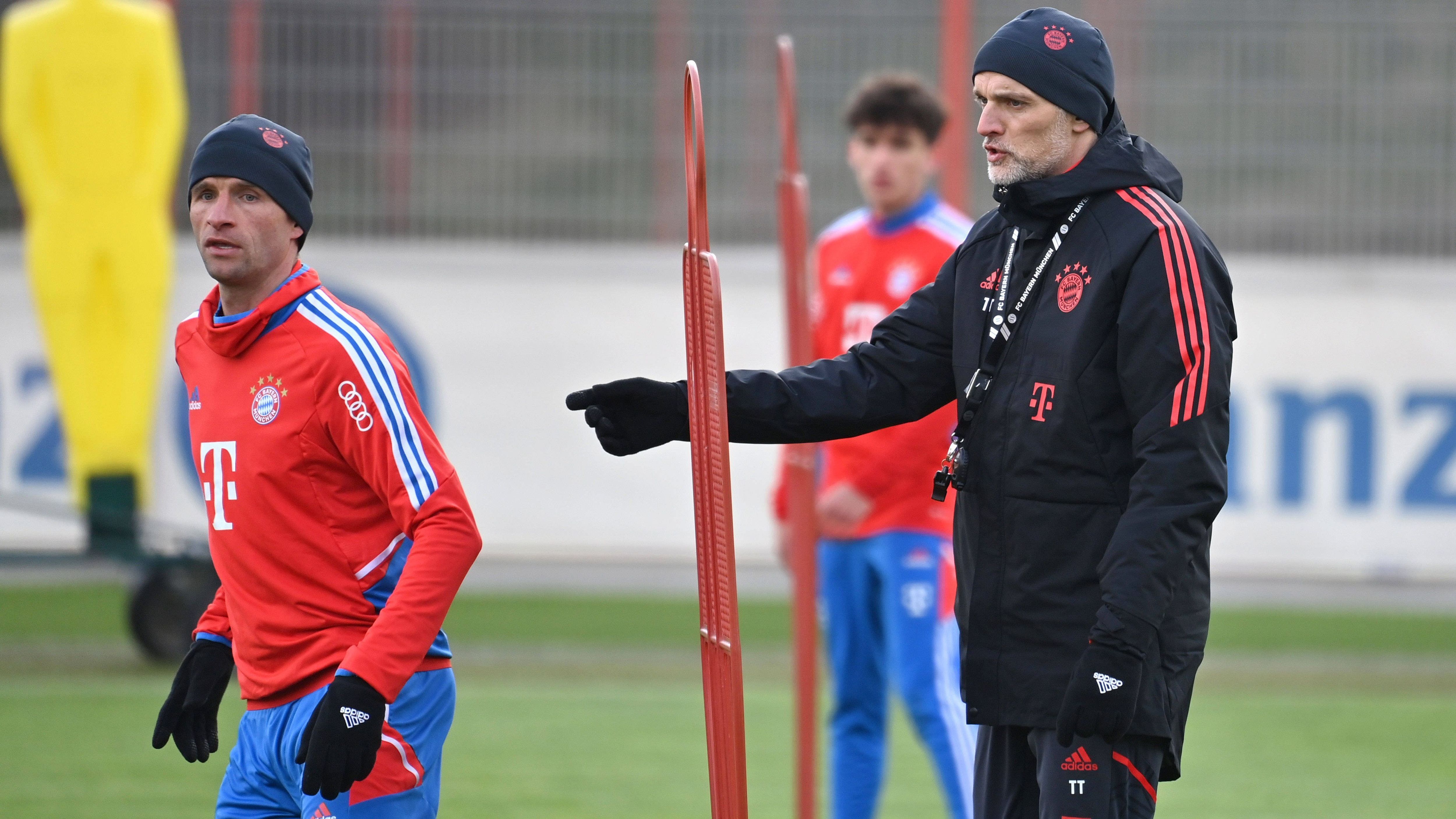 
                <strong>Gewinner: Thomas Müller</strong><br>
                "Müller spielt immer" - Das gab es unter Nagelsmann nicht. Diesen ist der Routinier nun quasi "losgeworden". Das Verhältnis zwischen den beiden war von Beginn an schwierig. Müller könnte als großer Profiteur unter Tuchel avancieren. Bisher konnte sich der Ur-Bayern unter jedem Trainer letzten Endes durchsetzen und verdrängte sogar Stars wie Philippe Coutinho und James Rodriguez.
              