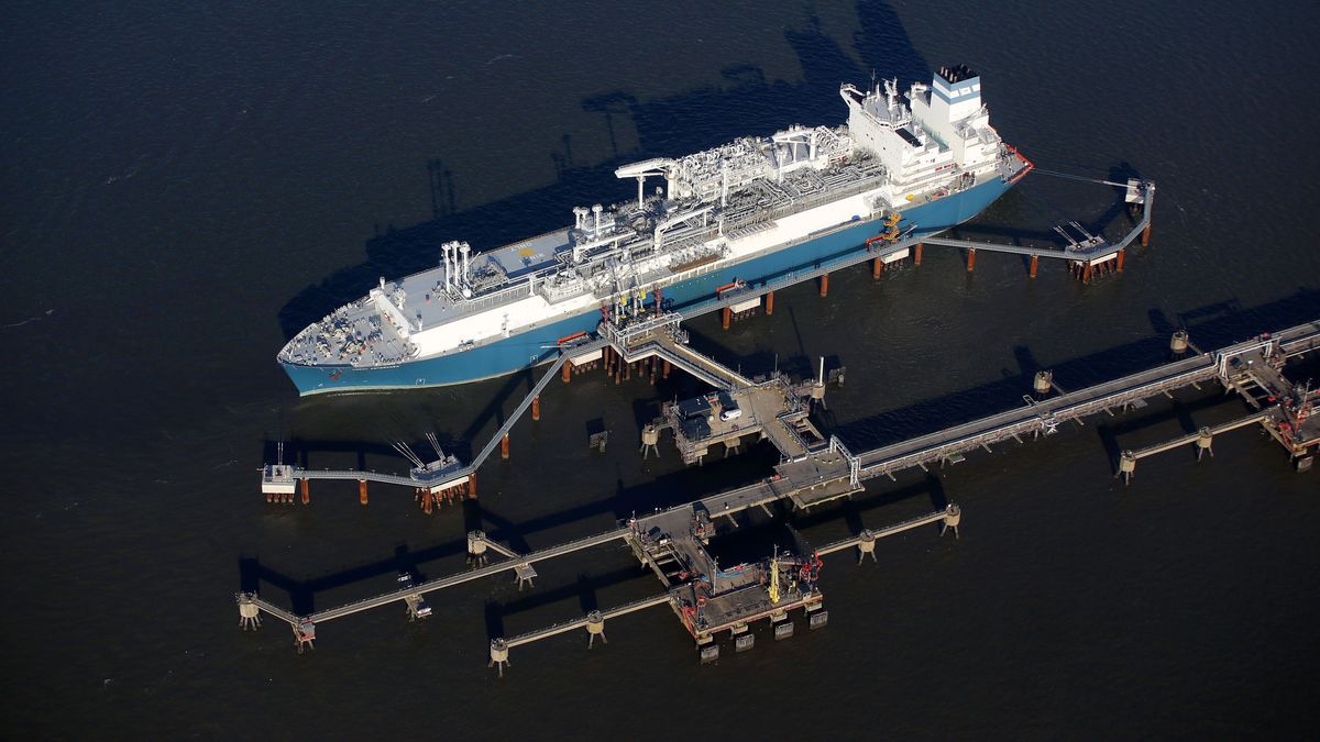 Luftaufnahme des LNG-Speicher- und Verdampfungs-Schiffes "Höegh Esperanza" am Terminal Wilhelmshaven. Bislang bezieht Deutschland nur wenig Flüssigerdgas.