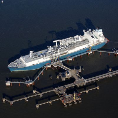 Luftaufnahme des LNG-Speicher- und Verdampfungs-Schiffes "Höegh Esperanza" am Terminal Wilhelmshaven. Bislang bezieht Deutschland nur wenig Flüssigerdgas.