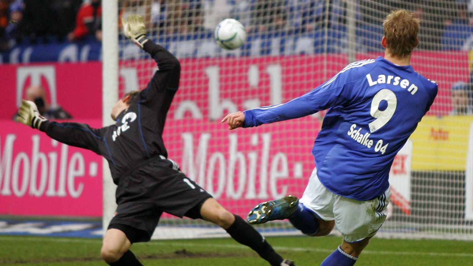 
                <strong>Platz 2 (geteilt): FC Schalke 04 - Bayer Leverkusen 7:4 (11.02.2006)</strong><br>
                Eines der spektakulärsten Spiele, das Schalke in der im Sommer 2021 durch den Abstieg erst einmal endenden Bundesliga-Geschichte erlebte, ist das 7:4 gegen Leverkusen im Februar 2006. Wenige Monate vor der WM in Deutschland machten die beiden Bundesliga-Klubs beste Werbung für den Fußball. Einer der Matchwinner für die Gelsenkirchener war in diesem Duell Doppeltorschütze Sören Larsen. Der Däne erzielte zunächst das 1:0 für S04 und später auch noch das zwischenzeitliche 5:2 nach gut einer Stunde. Für den Schlusspunkt zum 7:4 sorgte Schalkes Fan-Liebling Gerald Asamoah. 
              