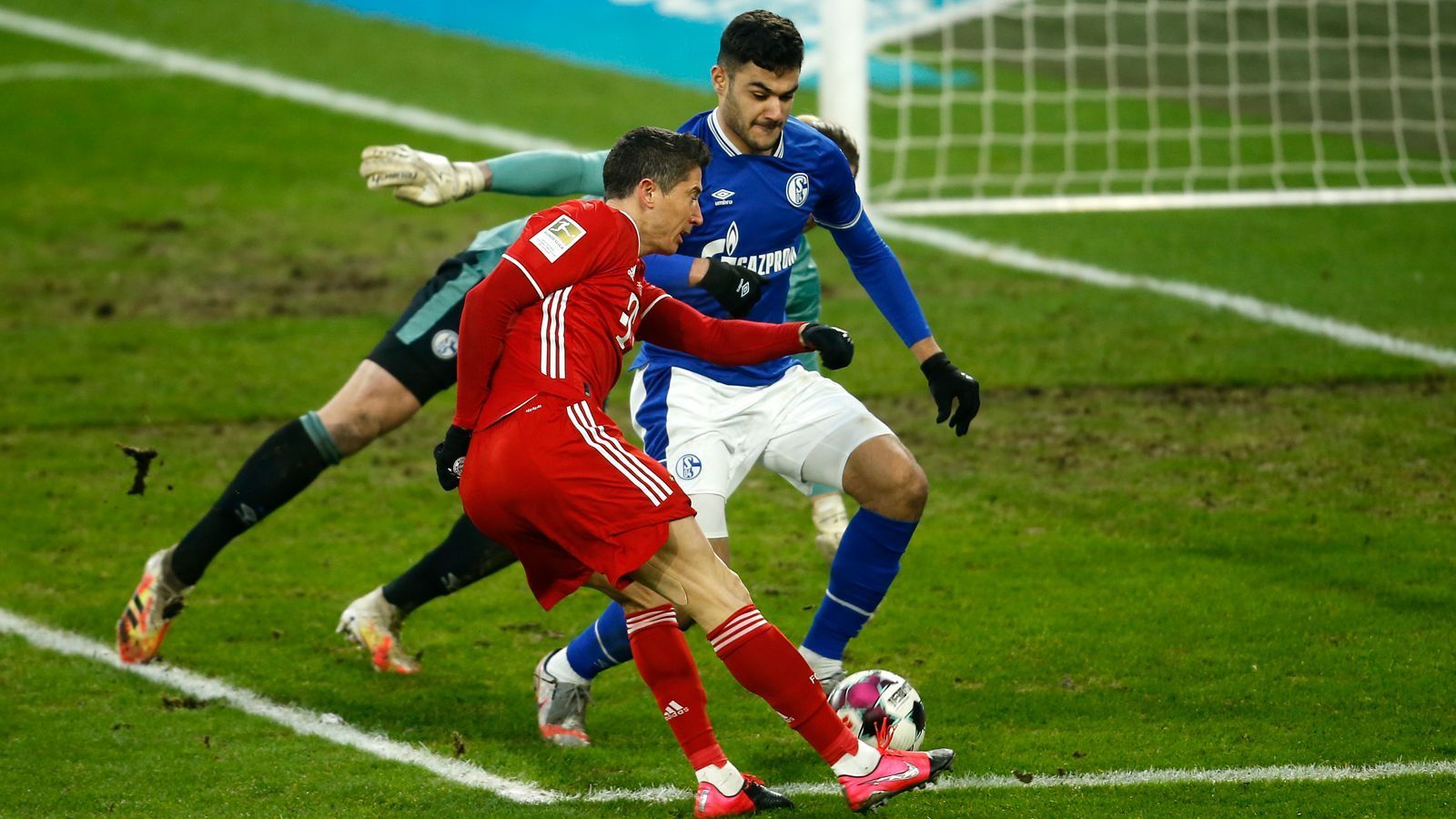 
                <strong>Die Bayernstars in der Einzelkritik</strong><br>
                Die Münchner besiegen den FC Schalke 04 in einem souveränen Spiel mit 4:0 und bauen ihren Vorsprung an der Tabellenspitze aus. ran.de präsentiert die Bayern-Stars in der Einzelkritik. 
              