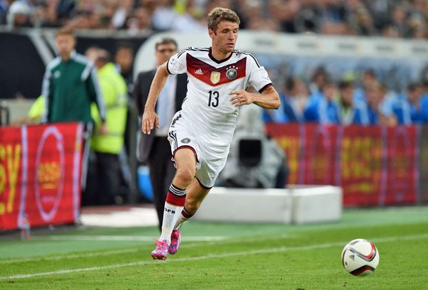 
                <strong>WM-Spiele</strong><br>
                Ein klares Unentschieden! Beide Müllers liefen in insgesamt 13 WM-Spielen auf und holten jeweils einmal den Titel nach Deutschland!
              