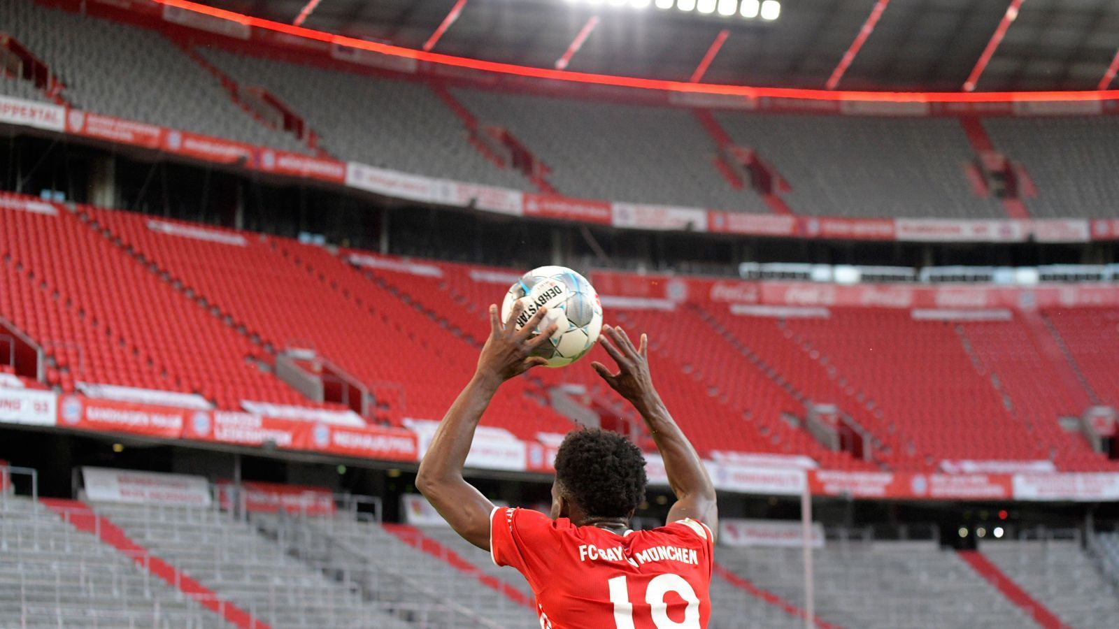 
                <strong>Zuschauer</strong><br>
                Die DFL arbeitet gemeinsam mit dem Bundesministerium für Gesundheit (BMG) an Details für die Rückkehr der Fußballfans in die Stadien der Bundesliga und 2. Liga. Es gebe laut DFL-Mitteilung derzeit Gespräche, "um Voraussetzungen und Rahmenbedingungen für eine mögliche Wiederzulassung von Besuchern" zu erörtern. Das Ministerium habe dabei ausgeführt, "dass die konsequente Einhaltung höchster Infektionsschutzstandards Grundvoraussetzung" dafür sei, um Fußballspiele mit Publikum wieder zu ermöglichen. Laut Mitteilung sind die lokalen Konzepte der Klubs für eine (Teil-)-Zulassung von Zuschauern entscheidend. Diese müssten "von den zuständigen Gesundheitsbehörden vor Ort freigegeben werden".
              