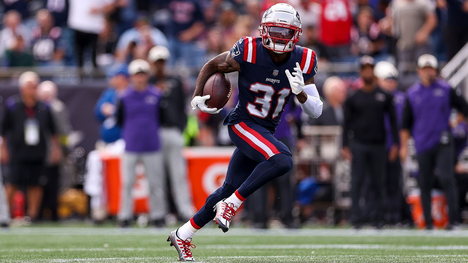 
                <strong>New England Patriots</strong><br>
                Billy Sullivan komplettierte mit der Gründung der Boston Patriots im Jahr 1959 die acht Teams starke AFL. Im Jahr 1971, als AFL und NFL bereits zu einer Liga verschmolzen waren, nannten sich die Patriots in die New England Patriots um. 
              