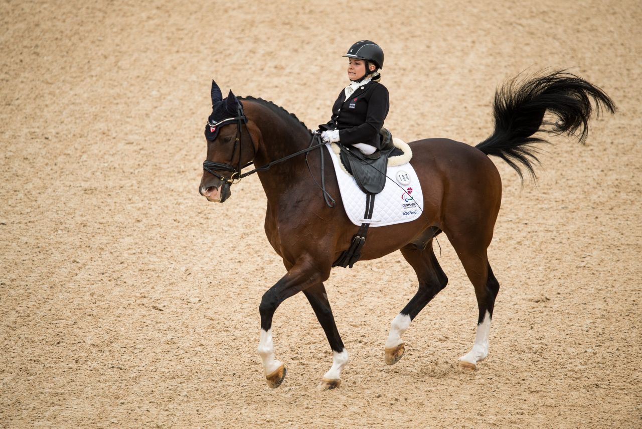 Reiten: Bei den Paralympics finden seit 1996 Dressurreitwettbewerbe statt. Die Reiter:innen absolvieren einen Pflichtteil und eine Kür. Es gibt einen Einzel- und einen Teamwettbewerb. Es nehmen Sportler:innen mit Sehbehinderung oder Einschränkungen an Armen und Beinen, sowie Rollstuhlfahrer daran teil. Insgesamt gibt es 5 verschiedene Startklassen. Das Foto zeigt die Bronzemedaillengewinnerin von 2016, Stinna Kaastrup aus Dän