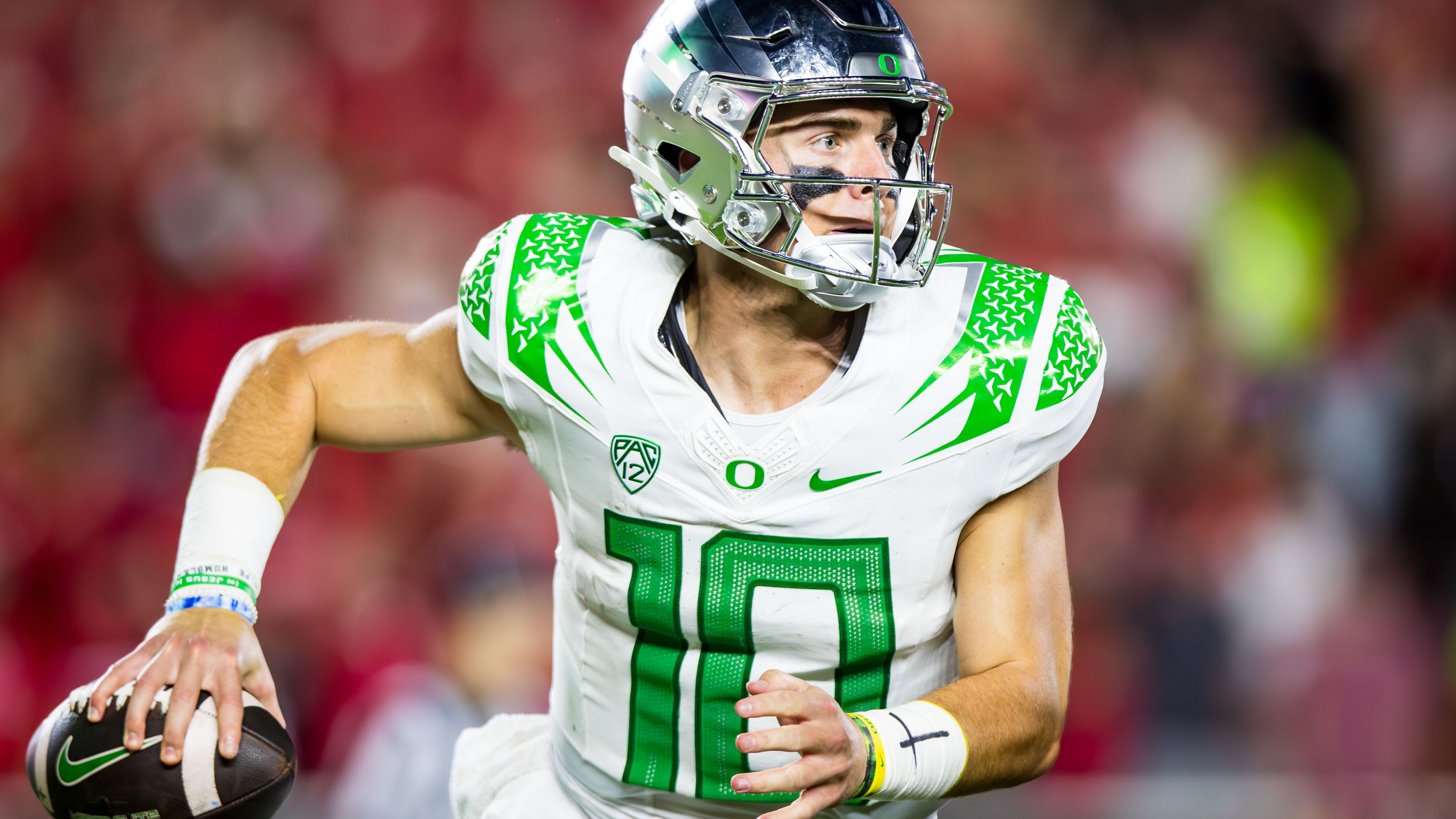 <strong>Platz 3: Bo Nix</strong><br>Einen sehr lukrativen Deal mit Bose soll der Quarterback der Oregon Ducks verhandelt haben. Mit ein paar weiteren Deals, beispielsweise Milo's Tea Company, bringt ihm das insgesamt 1,7 Millionen Dollar Jahreseinkommen.