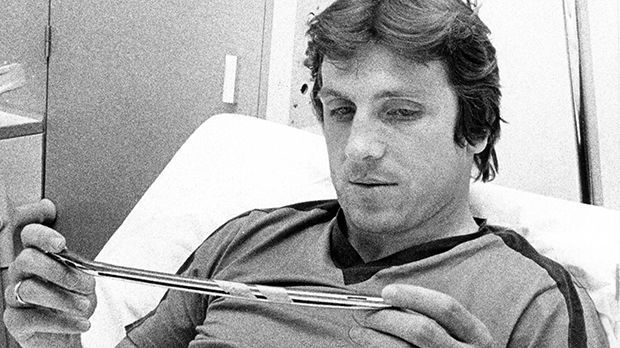 
                <strong>Klaus Fischer</strong><br>
                Klaus Fischer: 1980 brach sich Klaus Fischer Schien- und Wadenbein auf komplizierte Art und Weise. Er verpasste die EM 1980, sogar das vorzeitige Karriereende drohte dem Torjäger. Fischer bekam einen 16 Zentimeter langen Nagel in sein Bein. Nach zehn Monaten Pause betrat er wieder den Rasen.
              