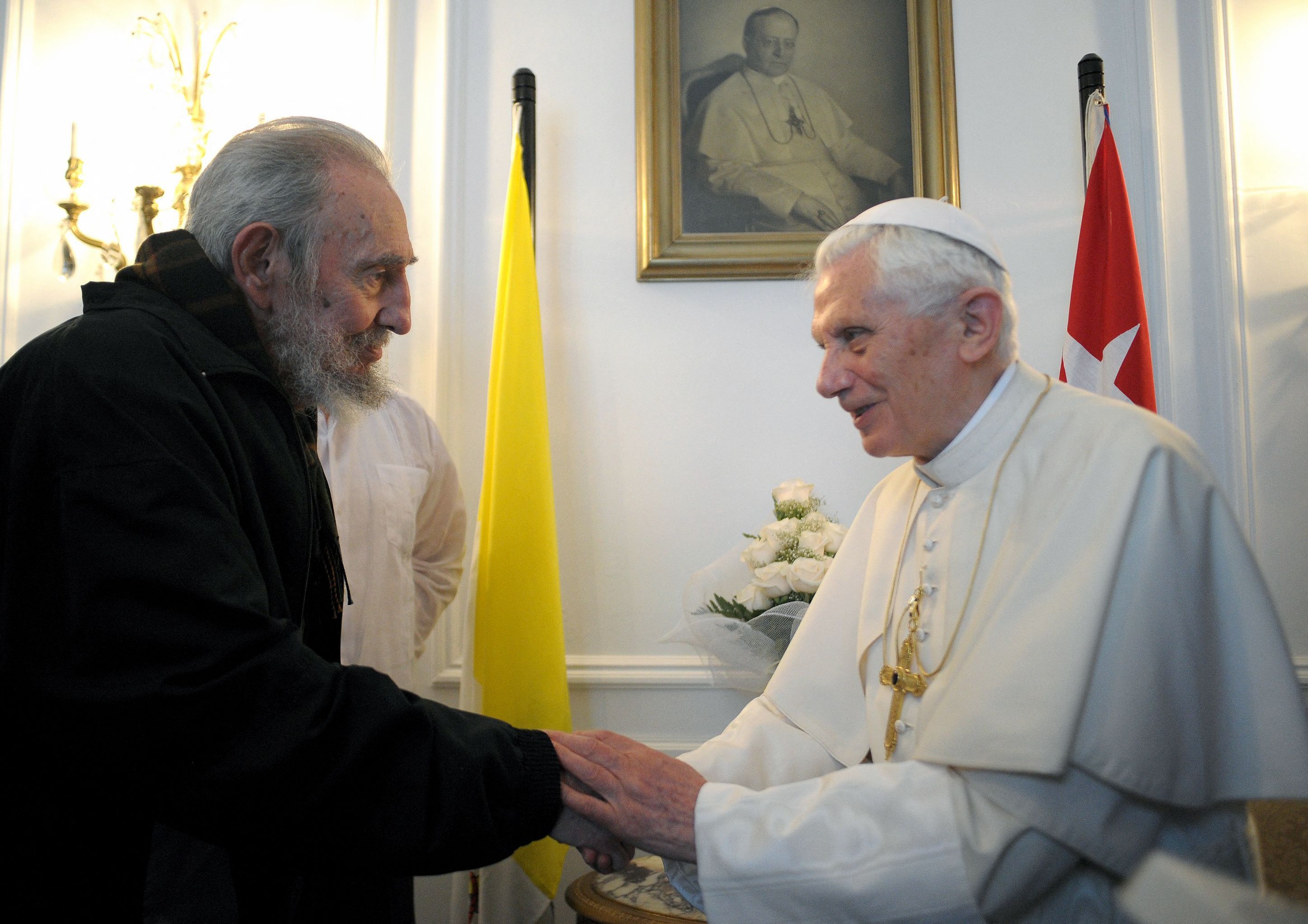 Ein historisches Treffen: Papst Benedikt XVI. mit dem kubanischen Führer Fidel Castro während einer Zusammenkunft zur Stärkung der Beziehung der römisch-katholischen Kirche zur kommunistischen Regierung.