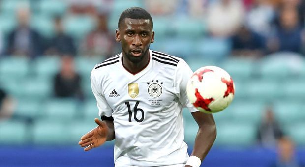 
                <strong>Antonio Rüdiger (Deutschland)</strong><br>
                Joachim Löw meinte nach dem Erfolg beim Confed Cup, jeder seiner Spieler sei im Hinblick auf die WM 2018 nun in einer "besseren Position" als noch vor dem Turnier. Das gilt auch für Antonio Rüdiger. Der 24-Jährige von AS Rom ist athletisch, kopfballstark und macht kaum Fehler. Und wenn doch, bügelt er sie selbst aus, wie mit seiner Monster-Grätsche im Finale gegen Charles Aranguiz. Rüdiger hat vor allem im Vergleich zu dem etwas unsicheren Shkodran Mustafi Pluspunkte gesammelt.
              